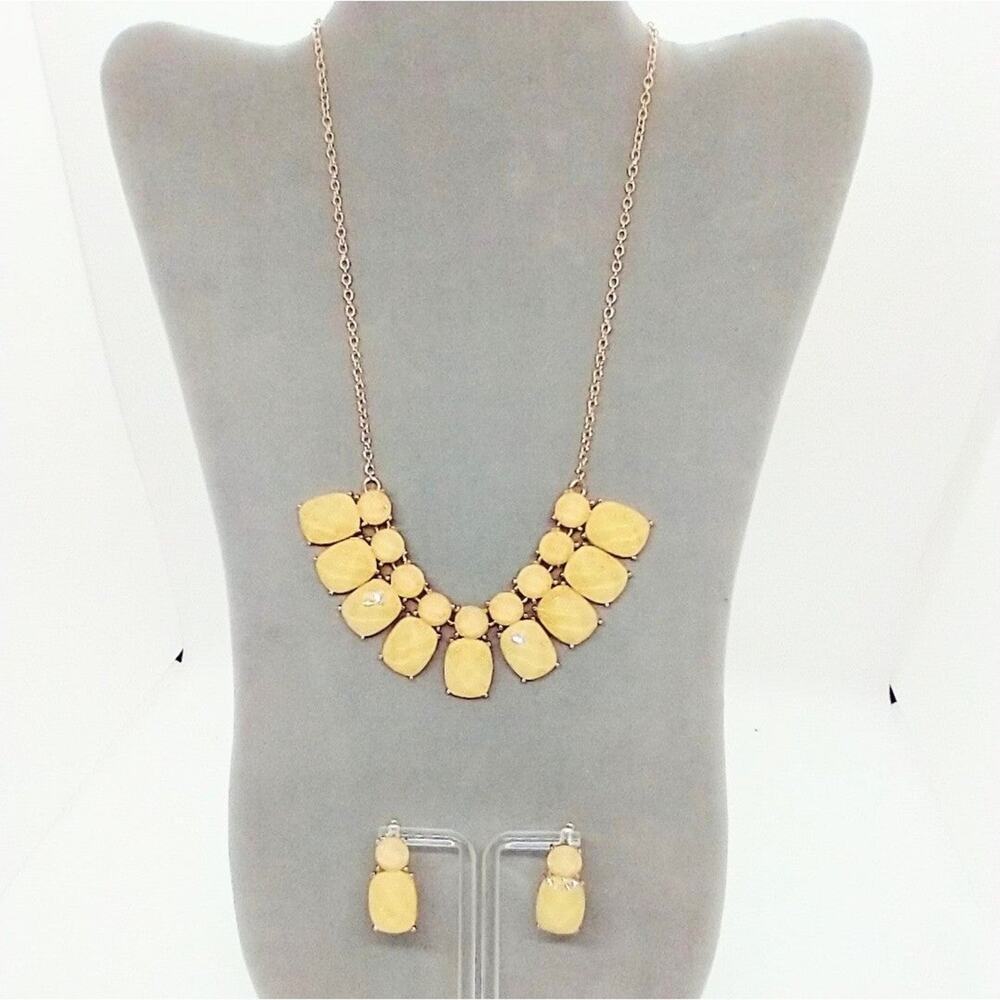 Necklace and Earring Set Ivory Resin Stones with Gold Specks Gold Tone